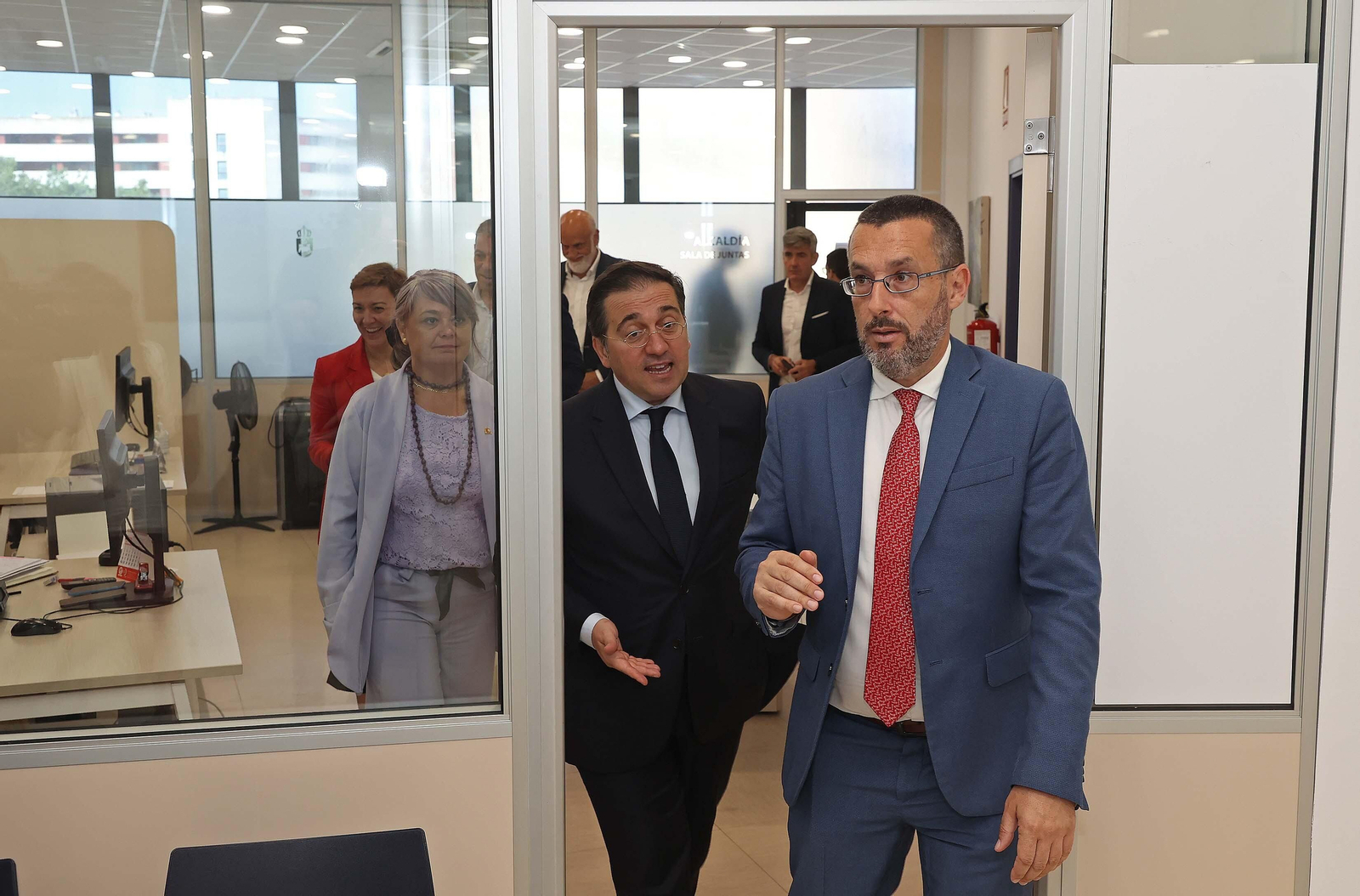 La reunión de José Manuel Albares con Juan Franco en el Ayuntamiento de La Línea, en imágenes