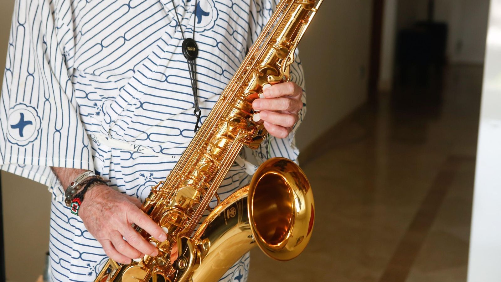 Detalle de las manos y el saxo de Jorge Pardo