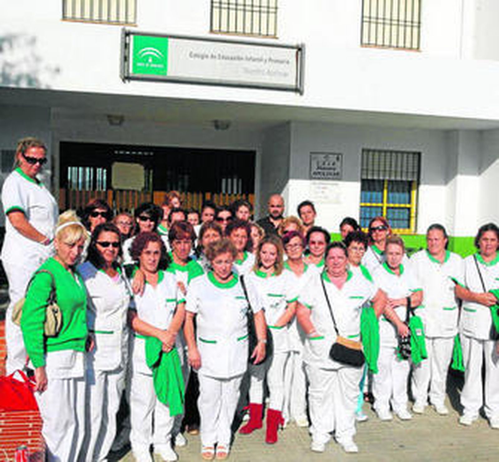 El grupo de trabajadoras de FCC, ayer en las puertas del colegio Maestro Apolinar de San Roque.
