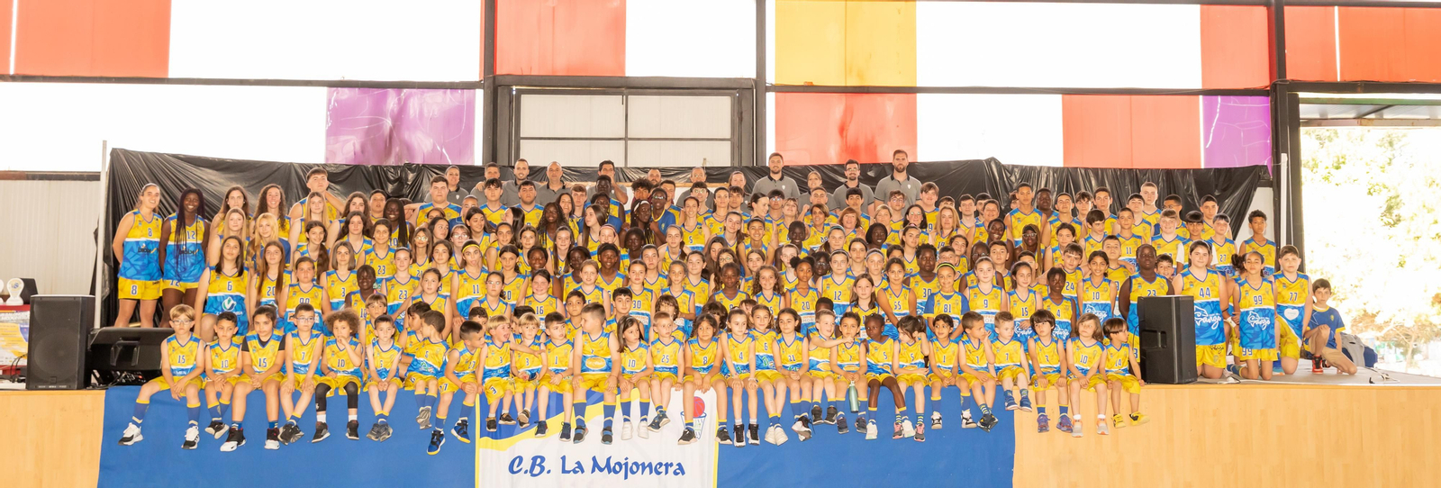 Foto de familia de los equipos del CB La Mojonera en el acto de presentación.