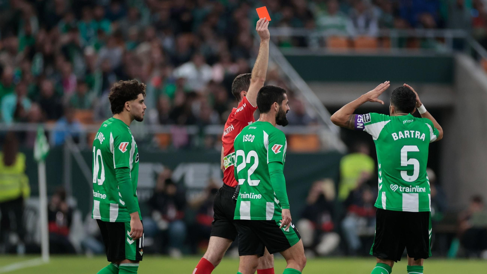 Iosu Galech expulsa a Antony ante la incredulidad de Abde, Isco y Bartra.