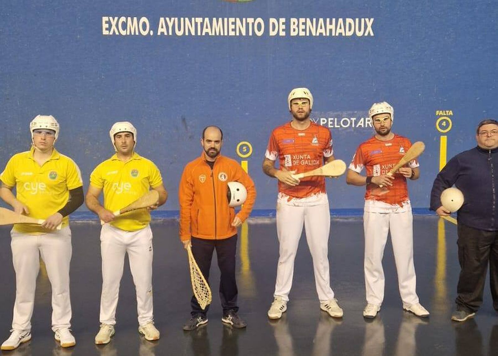 Los jugadores de ambos equipos antes del comienzo de uno de los encuentros disputados en La Coruña.