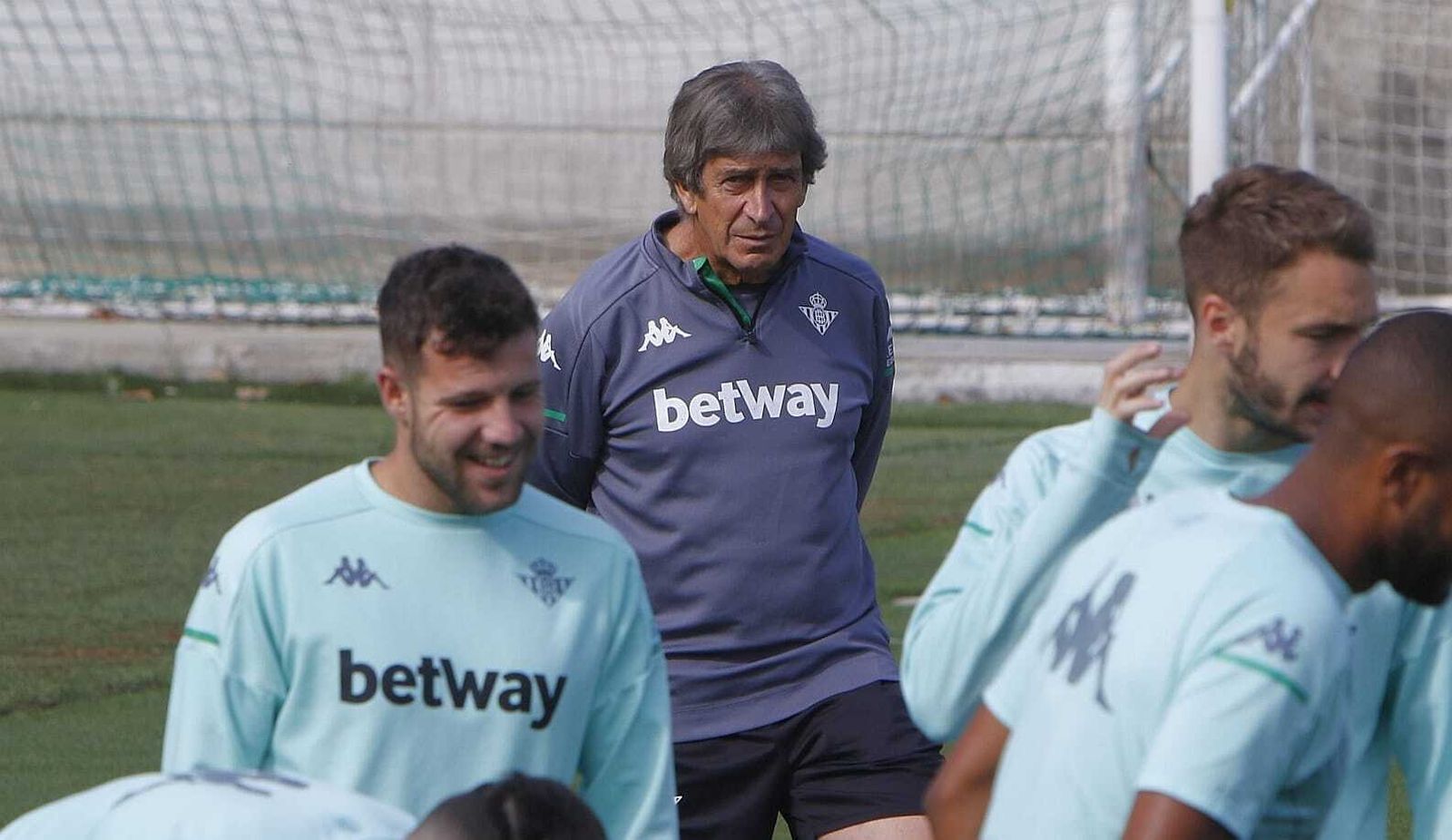 Pellegrini observa a sus jugadores en el entrenamiento de este viernes.