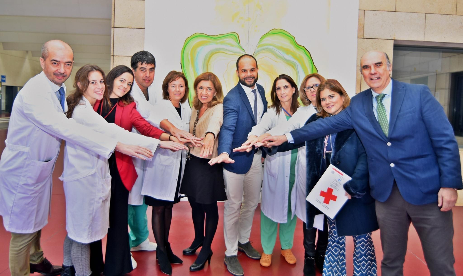 Representantes del SAS y del Hospital Cruz Roja tras lograr la autorización.