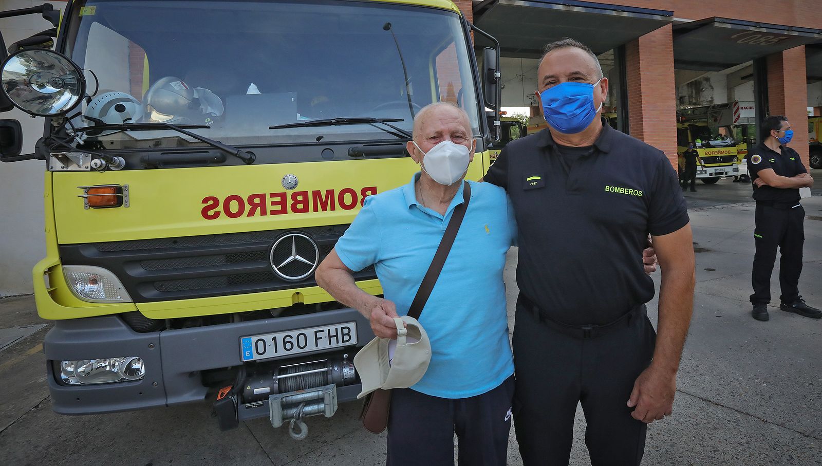 Homenaje sorpresa de bomberos y familiares del sargento 'Dioni' en su última guardia