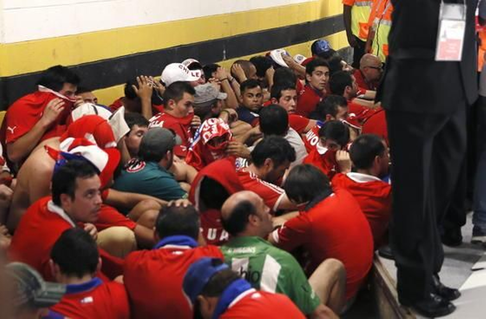 Un centenar de hinchas chilenos invade la sala de prensa para entrar al campo