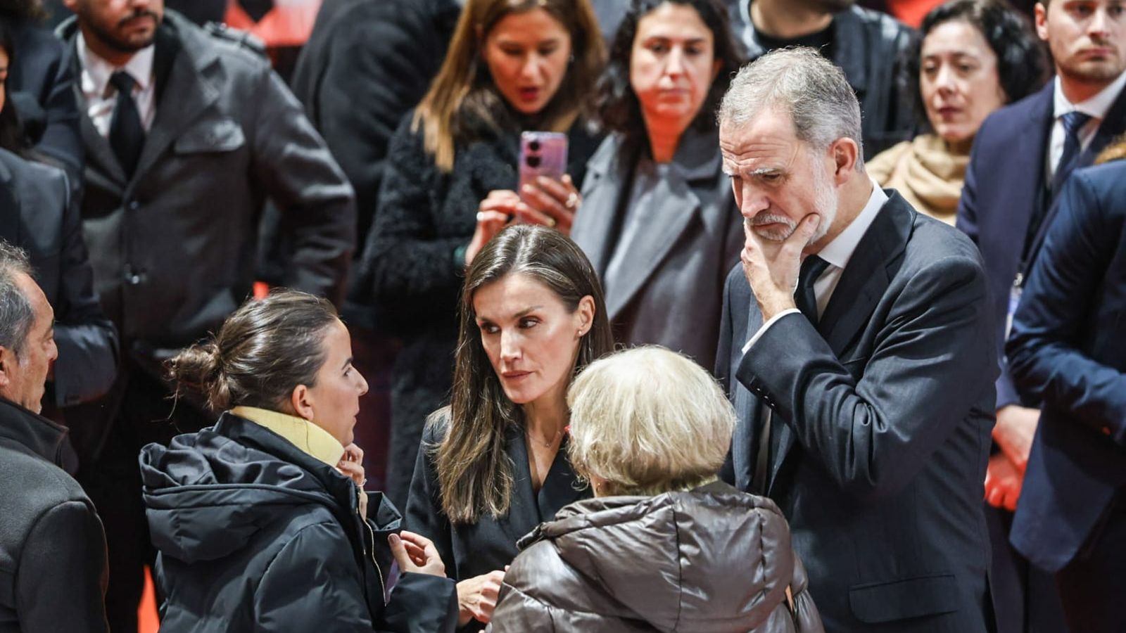 Los Reyes hablan con los familiares de las víctimas.