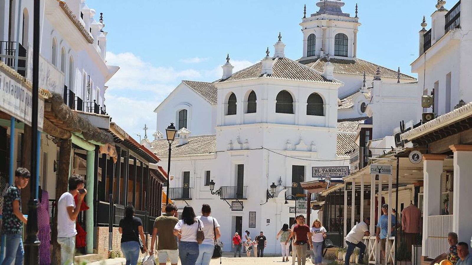 La calle Moguer dispone de una gran variedad de comercios. La calle Moguer dispone de una gran variedad de comercios.