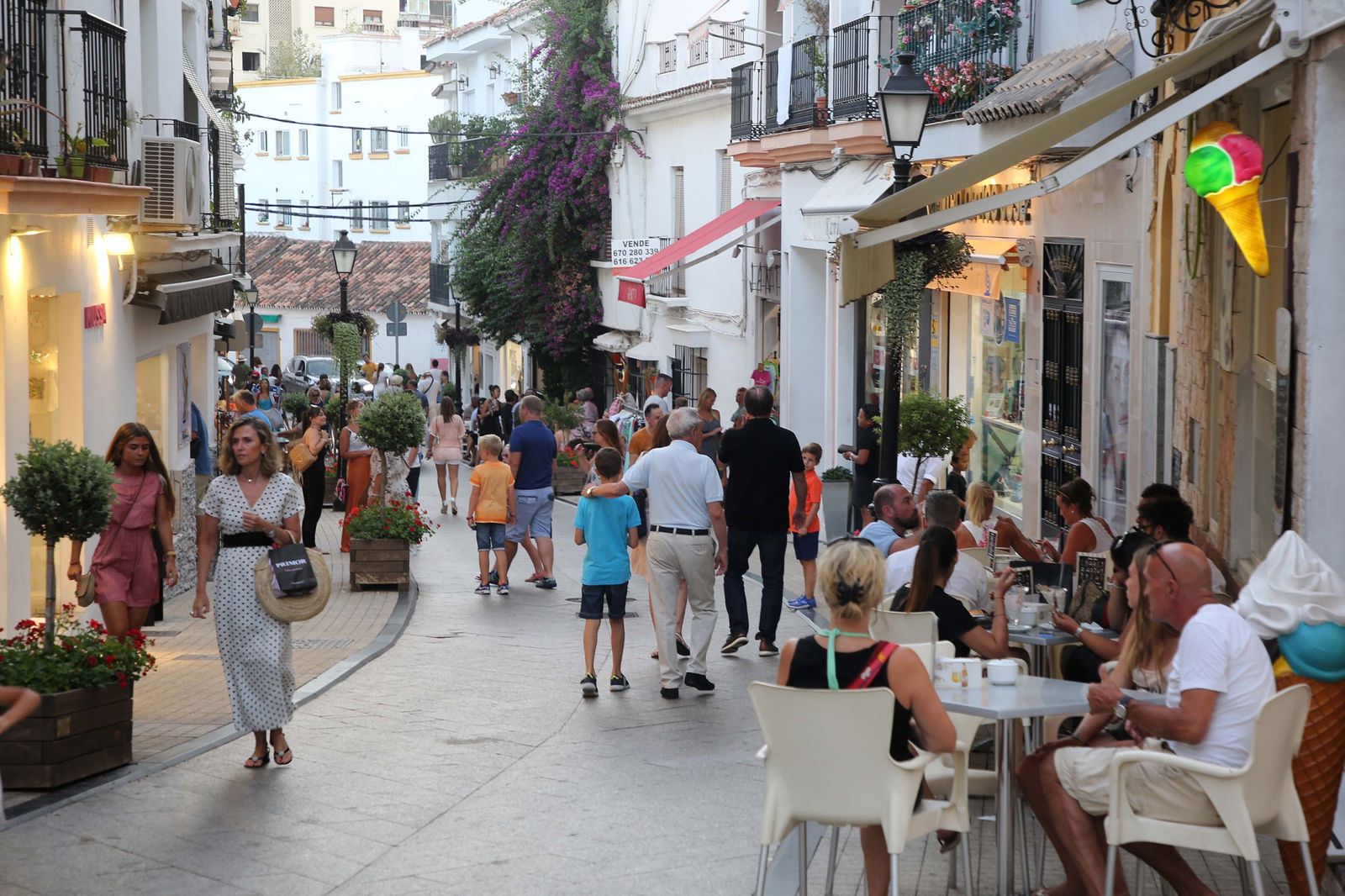 Turistas por una de las calles del centro de Marbella.