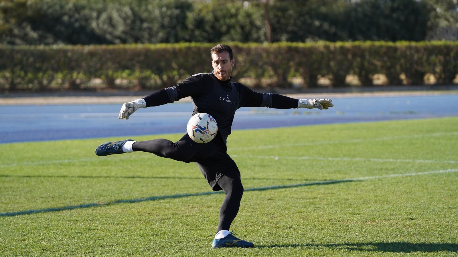 Fernando merita a la titularidad tras las dudas de Makarizde en Oviedo
