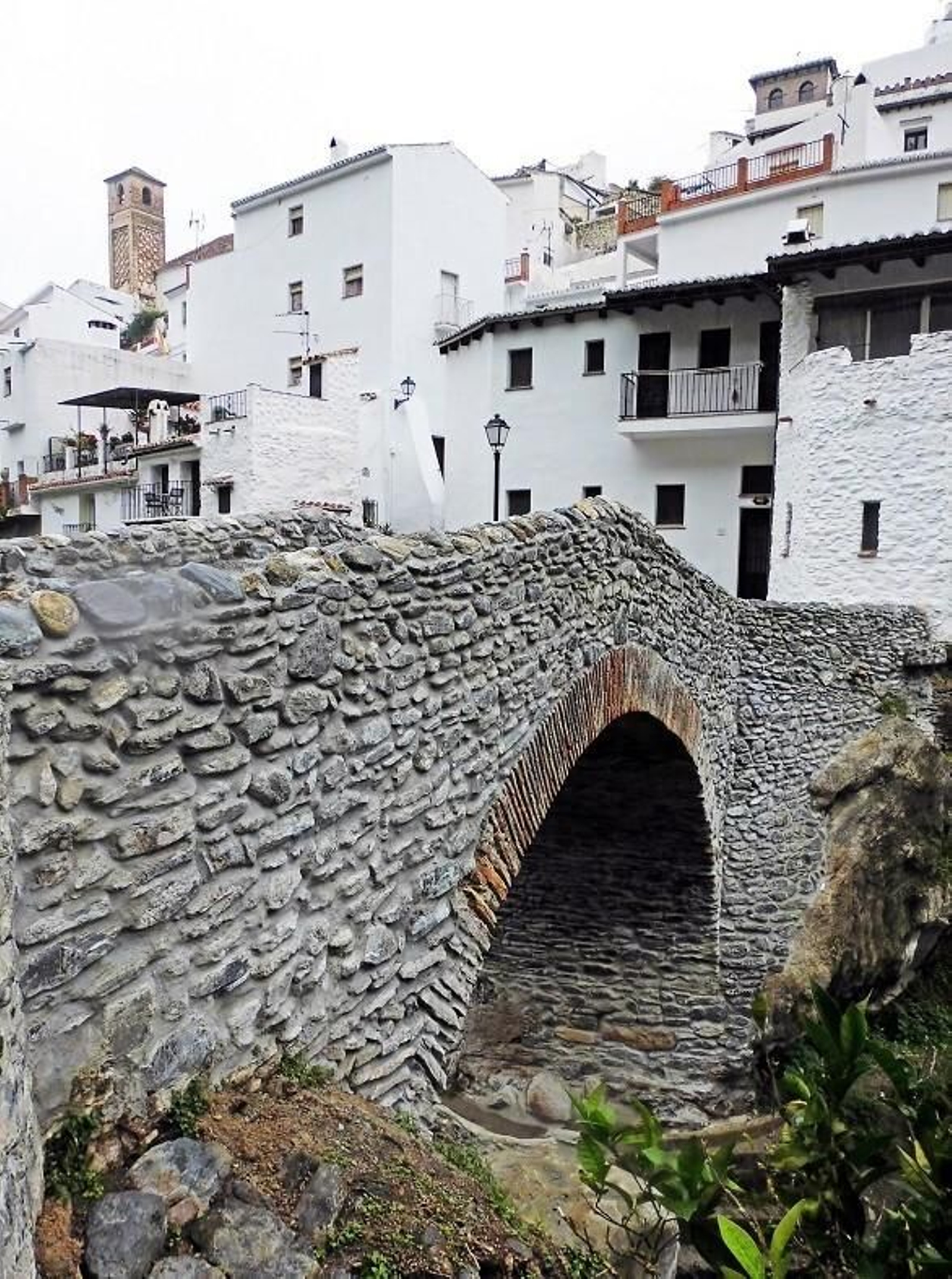 El puente árabe de Salares nos da la bienvenida. El puente árabe de Salares nos da la bienvenida.