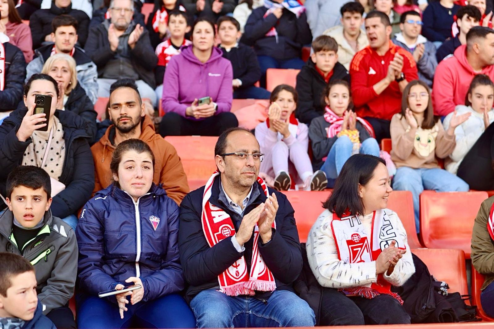 Encuéntrate en la grada de Los Cármenes en el Granada-Atlético de Madrid