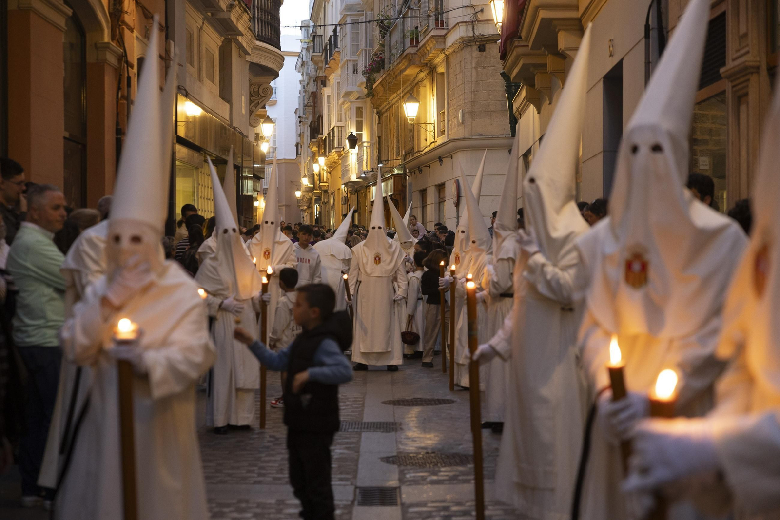 Imágenes de la salida del Nazareno de la Obediencia en la Semana Santa de Cádiz 2025