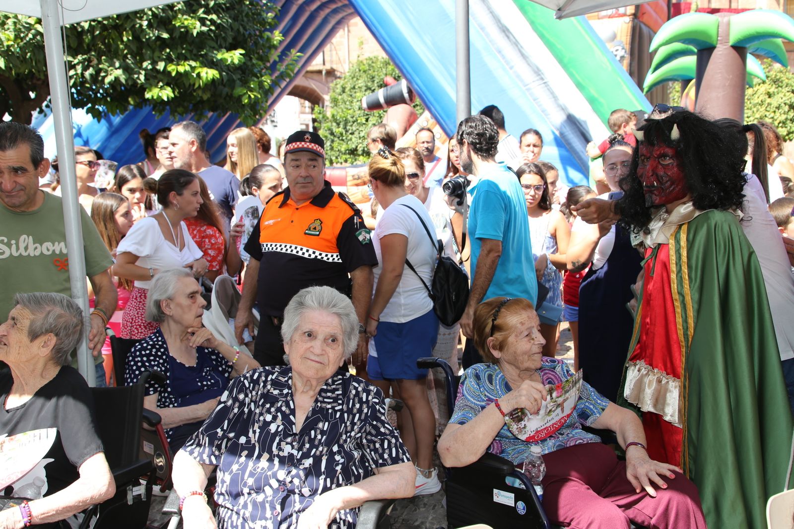 La suelta de la Diablilla en Montoro y sus tirones de pelo, en imágenes