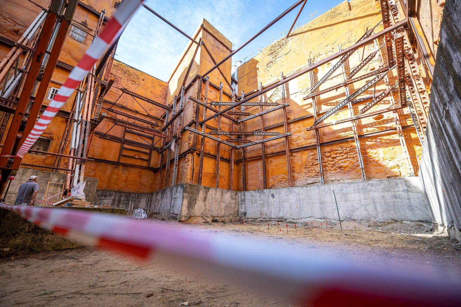 Solar de Santiago, 11, en el inicio de las obras.