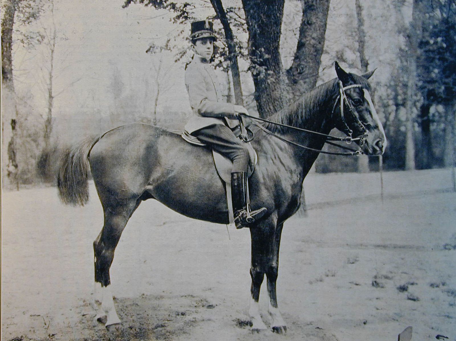 El Rey Alfonso XIII a caballo.