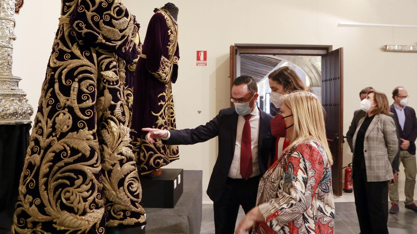 La ministra Reyes Maroto visitando la exposición cofrade en Jerez