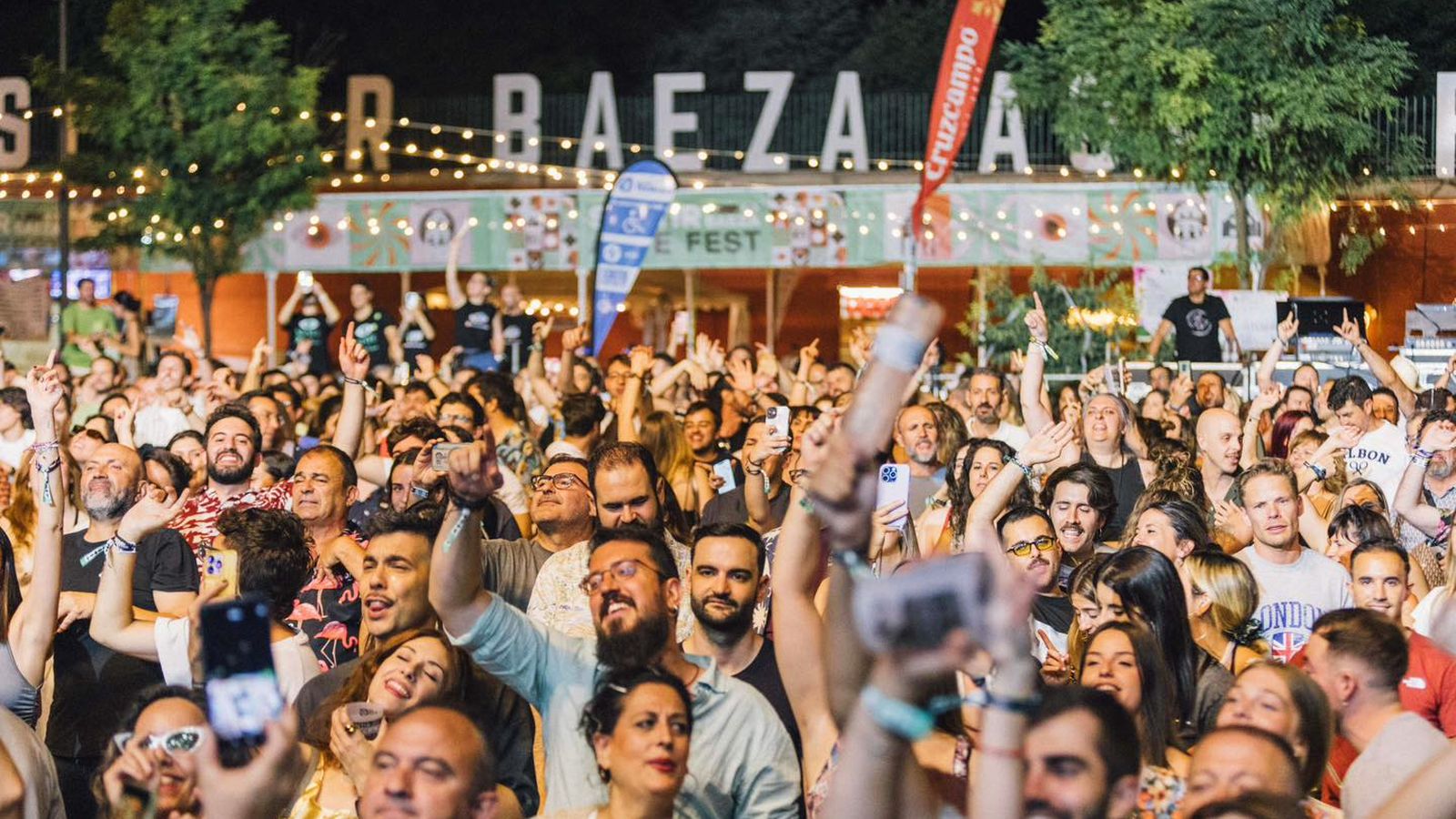 El público disfruta de uno de los conciertos del Sentir Baeza AOVE Fest, un festival que convierte a Baeza en refugio musical cada verano.