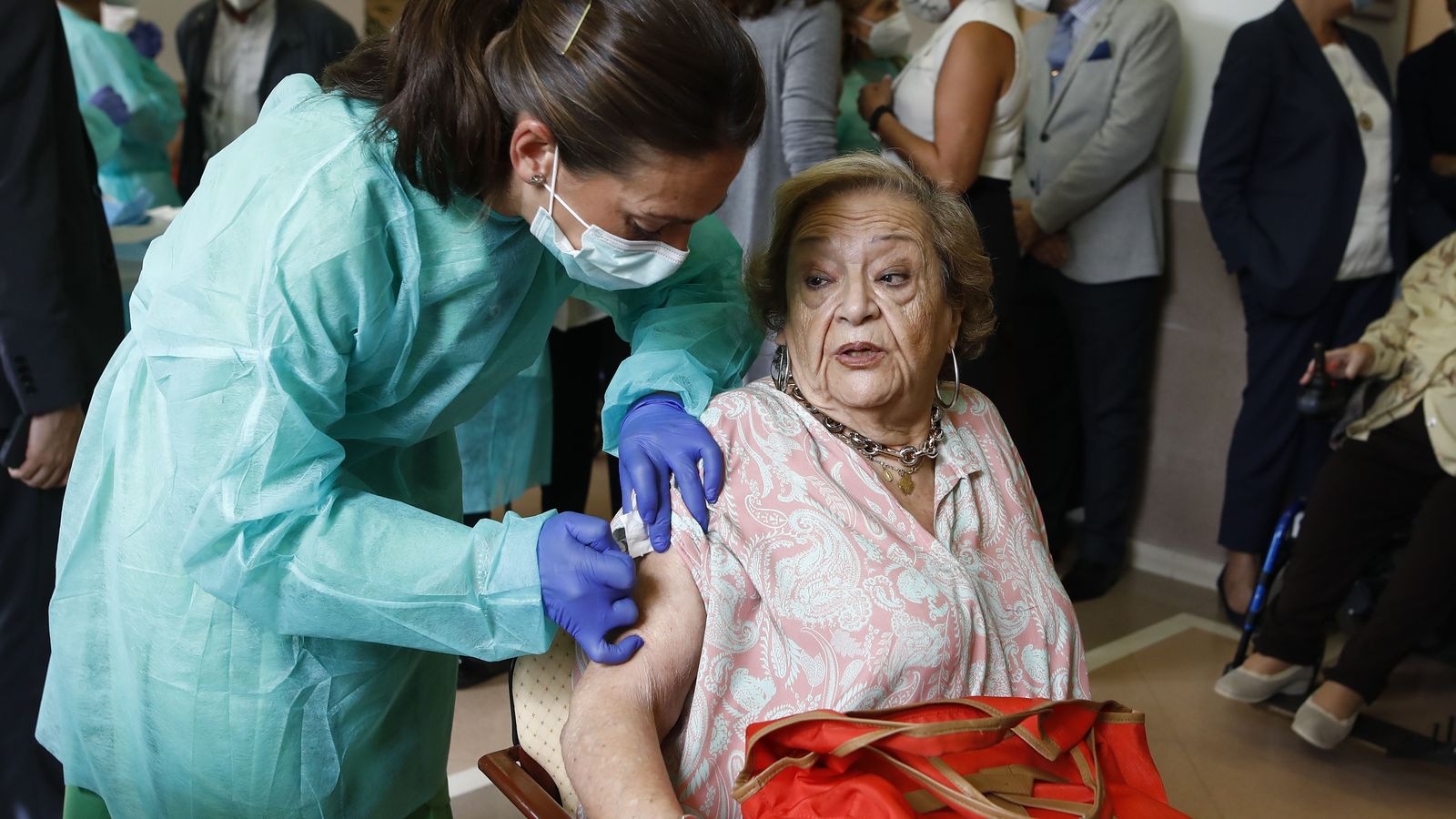 Una enfermera vacuna a una interna en una residencia de Granada.