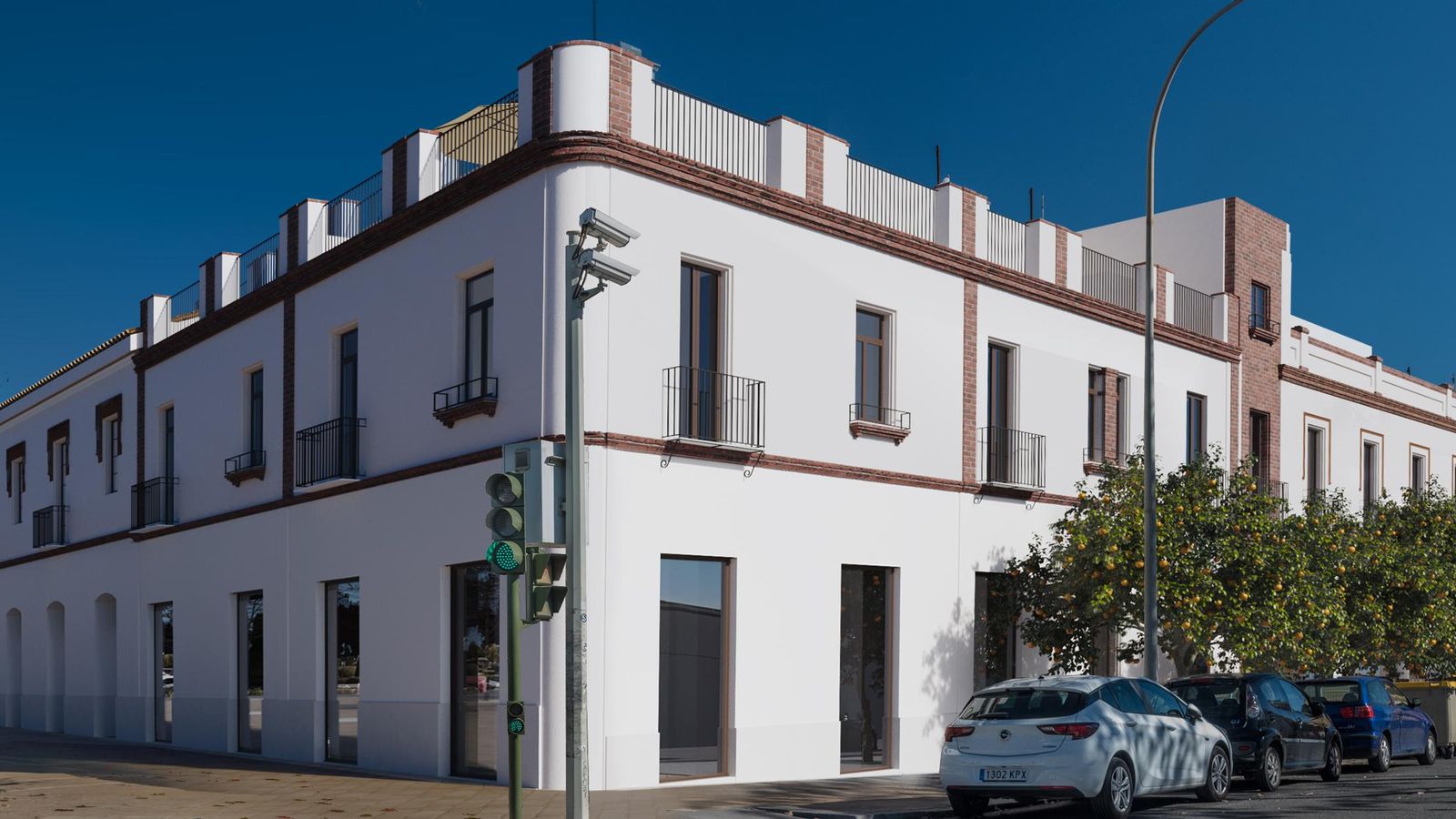 Imagen de la fachada de la promoción de Acciona, que recupera el edificio de Espiau y Muñoz.