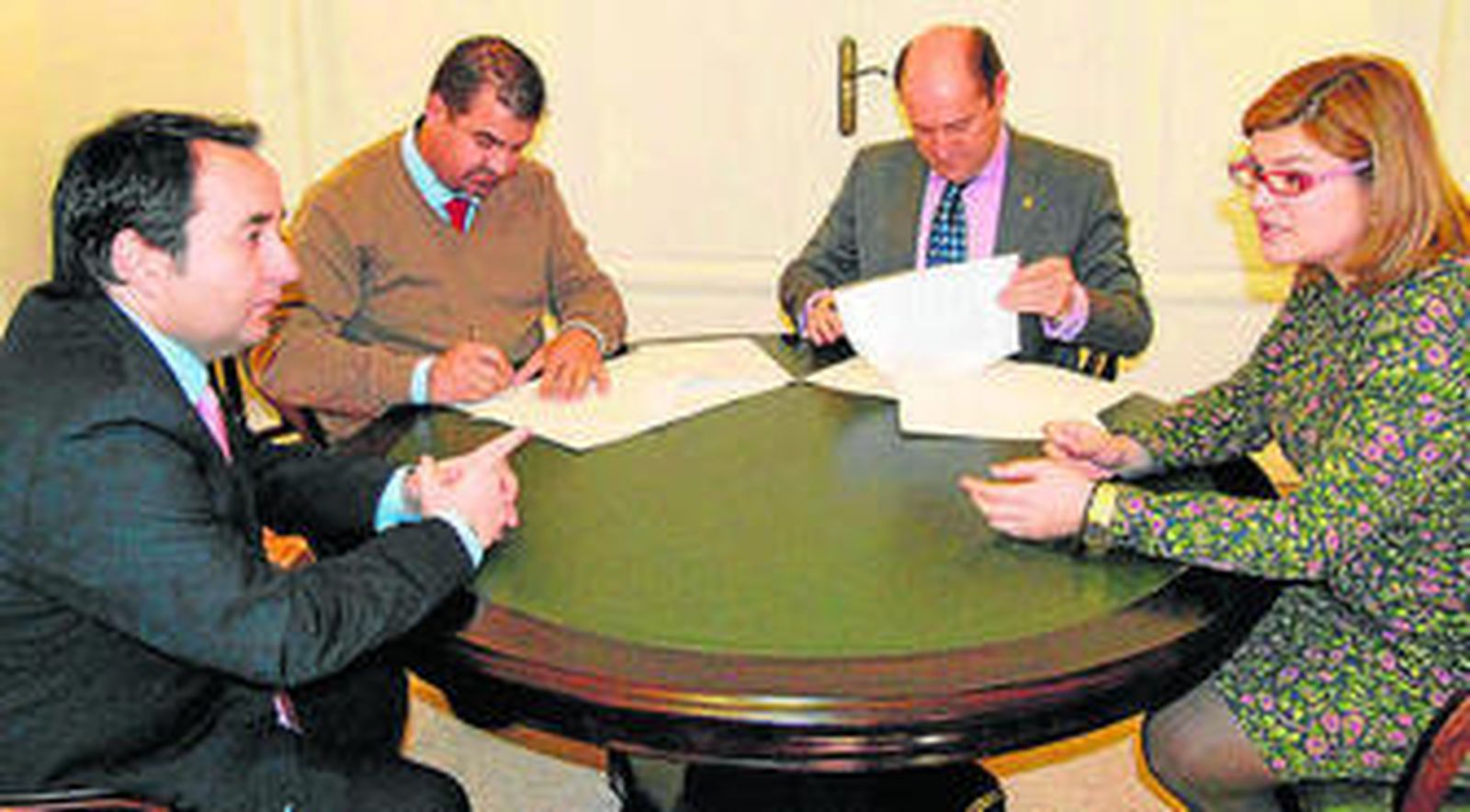 Firma del contrato entre el Ayuntamiento y la empresa.