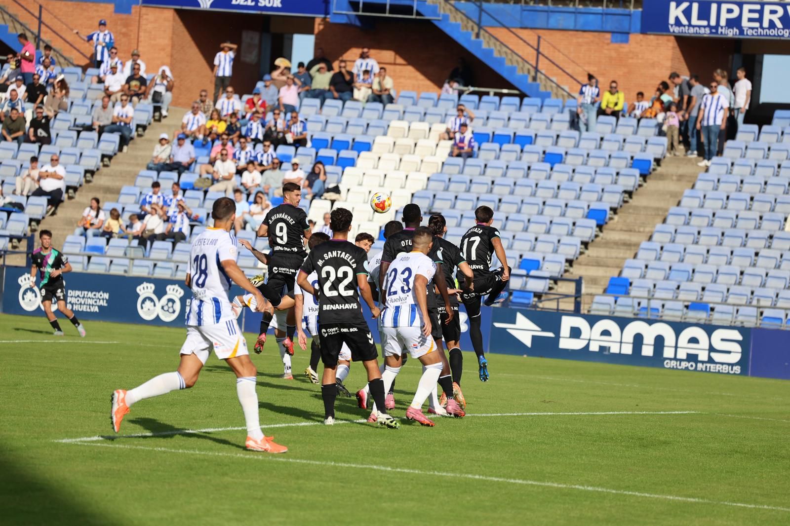 Disputa en el área del Atlético Malagueño.