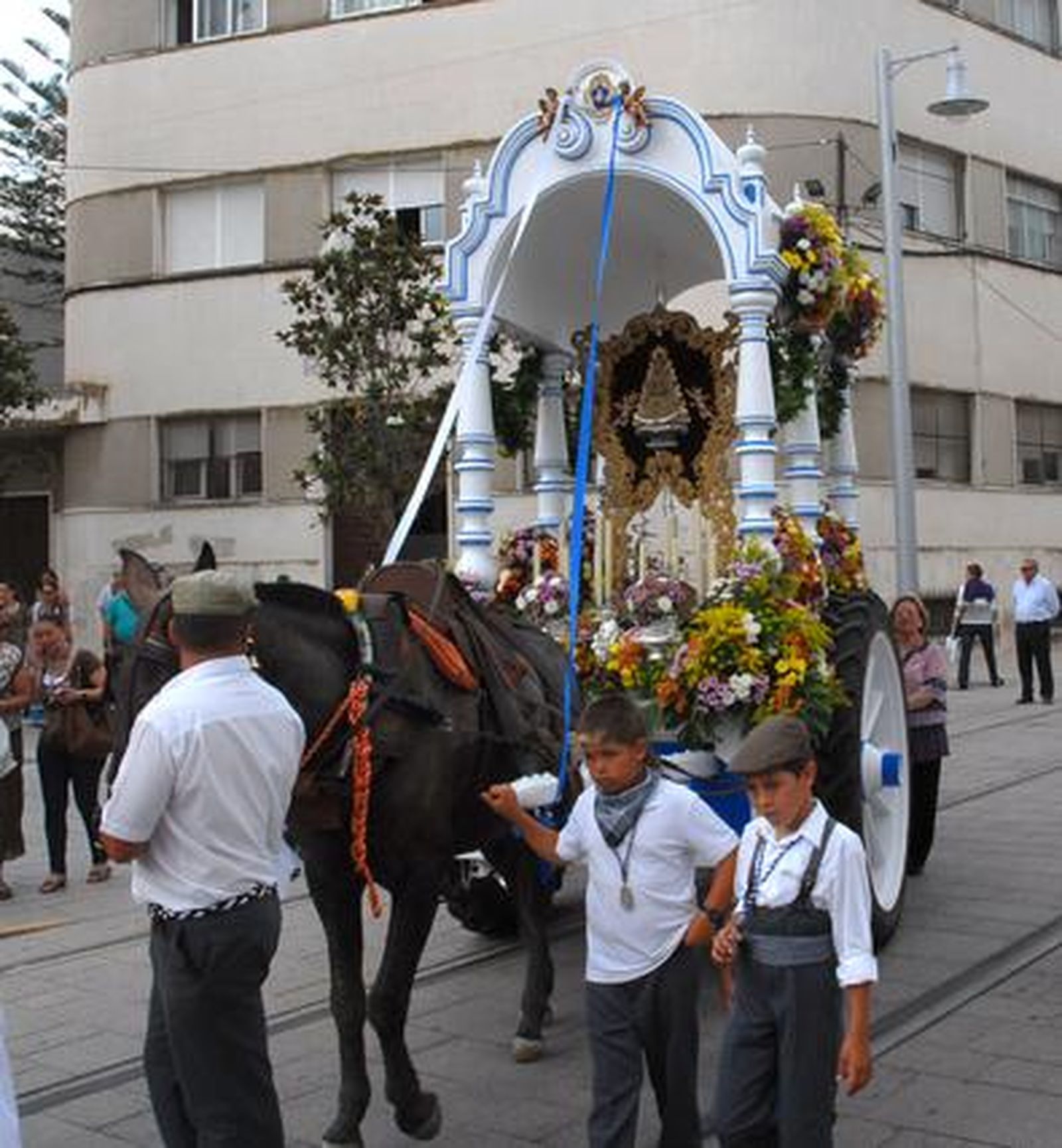 La hermandad de San Fernando comenzó su camino. /Rioja