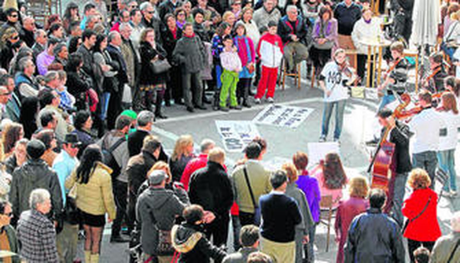 Unos 40 músicos de la provincia y miembros de la OJA y el Joven Coro, durante su protesta, ayer, en el Gallo Azul.