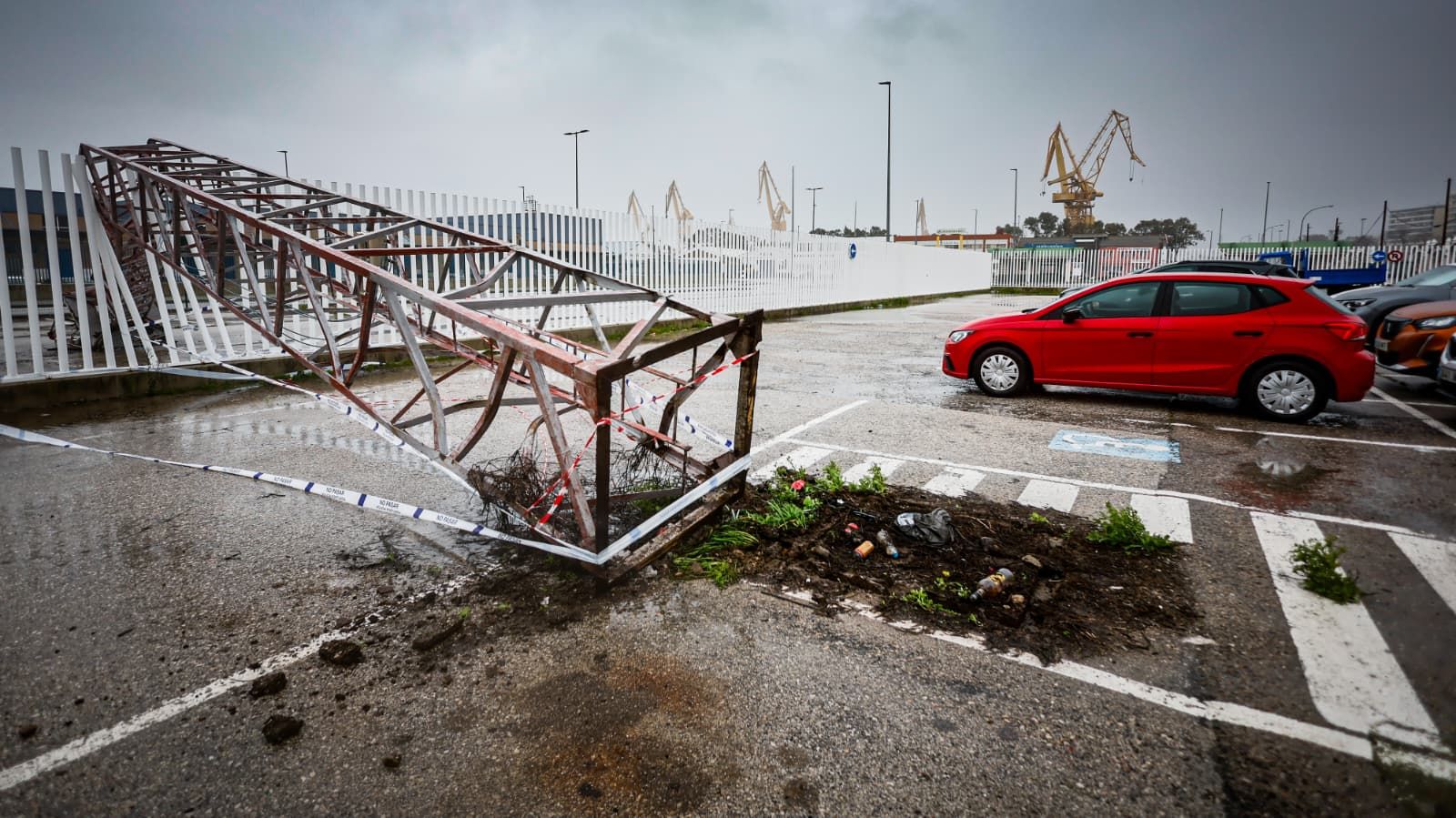 El viento destroza la carpa del Carnaval en Puerto Real durante el paso de la borrasca Kristin
