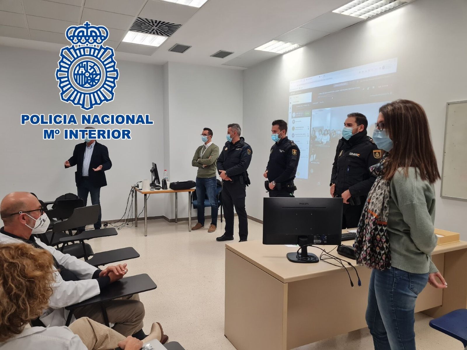 Los agentes durante las charlas formativas que se imparten periódicamente en los hospitales de la provincia de Almería