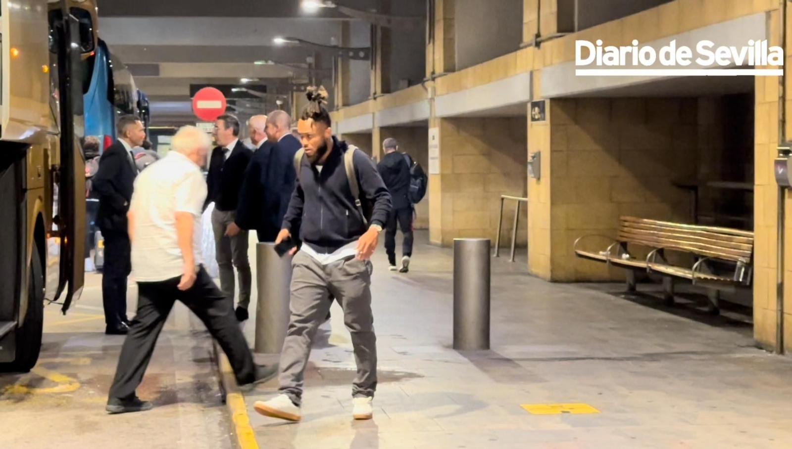 Chidera Ejuke en el aeropuerto de Sevilla tras lesionarse ante el Barcelona.