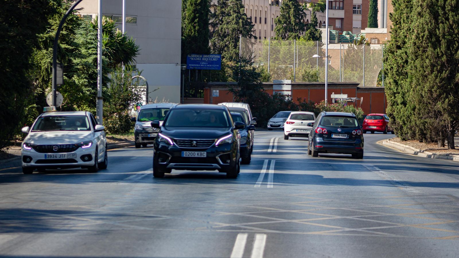 La Avenida de Fuentenueva de Granada concentra mucho tráfico, sobre todo en época universitaria