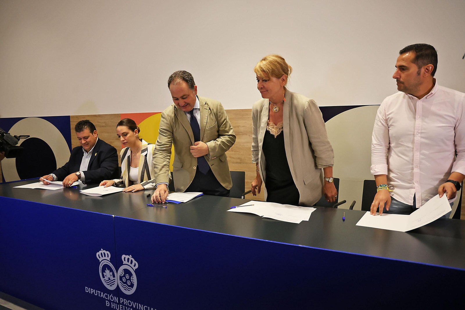 Imágenes de la firma con alcaldes de 34 municipios los convenios del programa 'Tu Diputación Invierte'