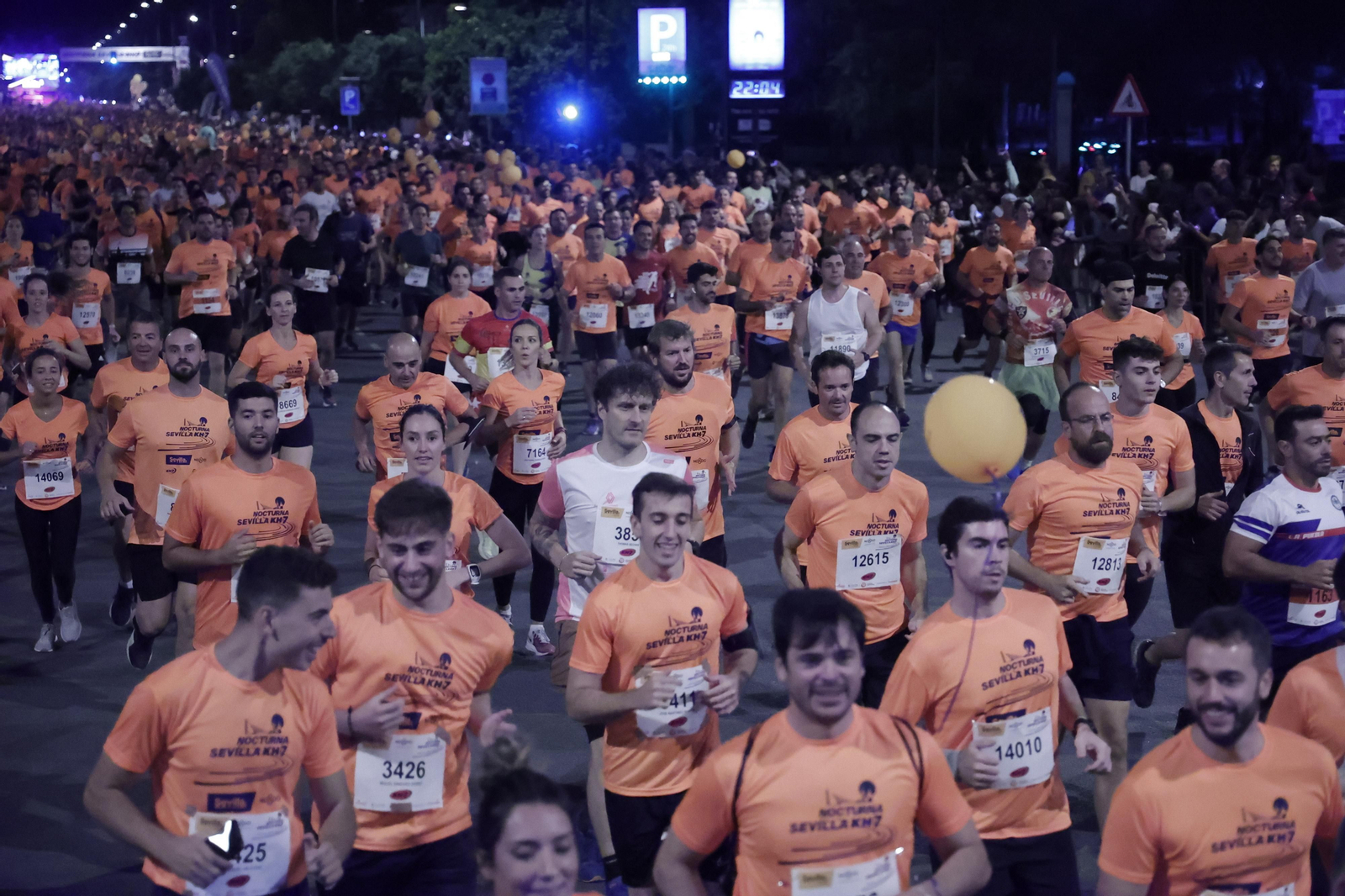 Búscate en la Carrera Nocturna de Sevilla (1)