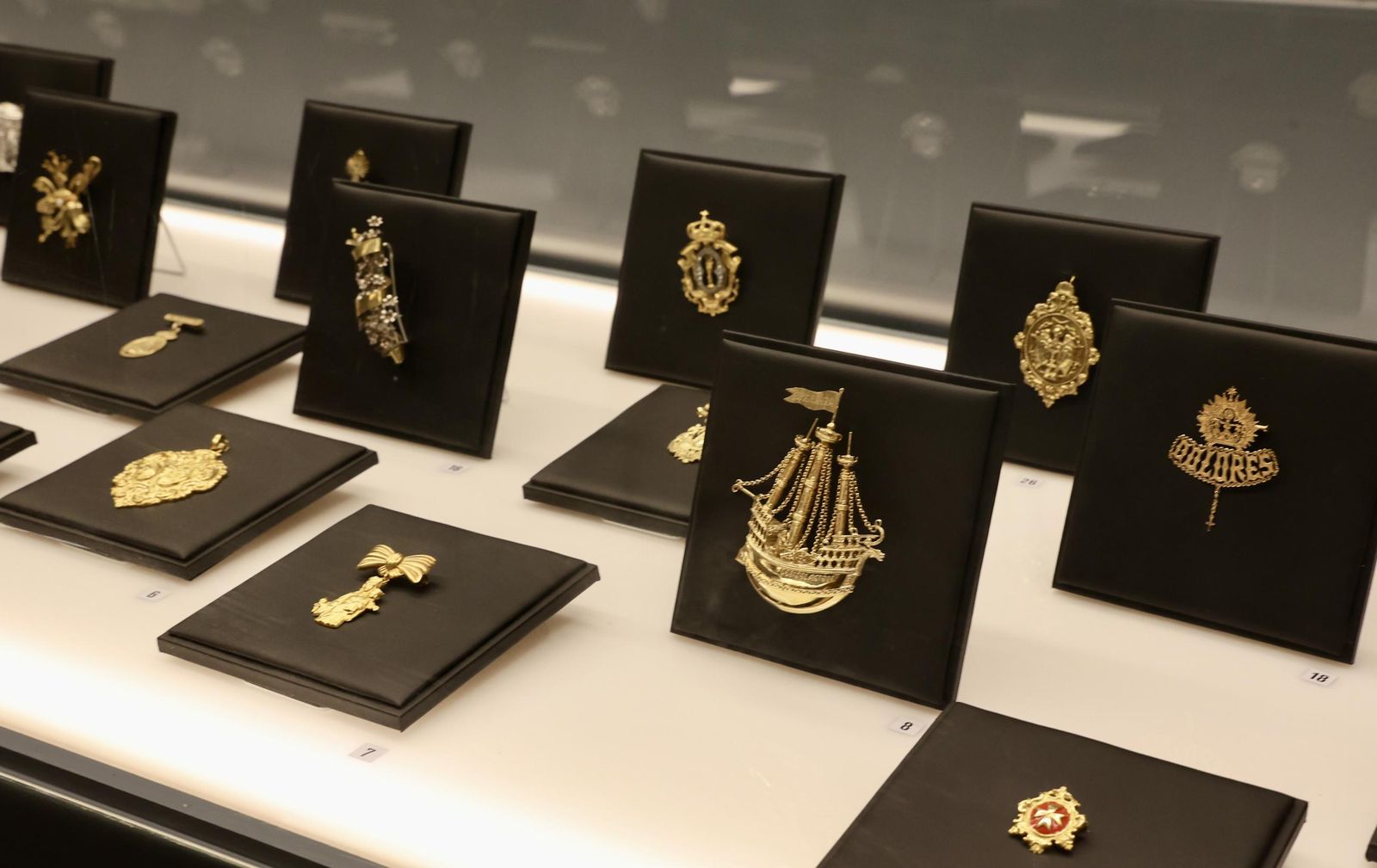 Exposición Ofrenda. Rosa. Corona. Beso