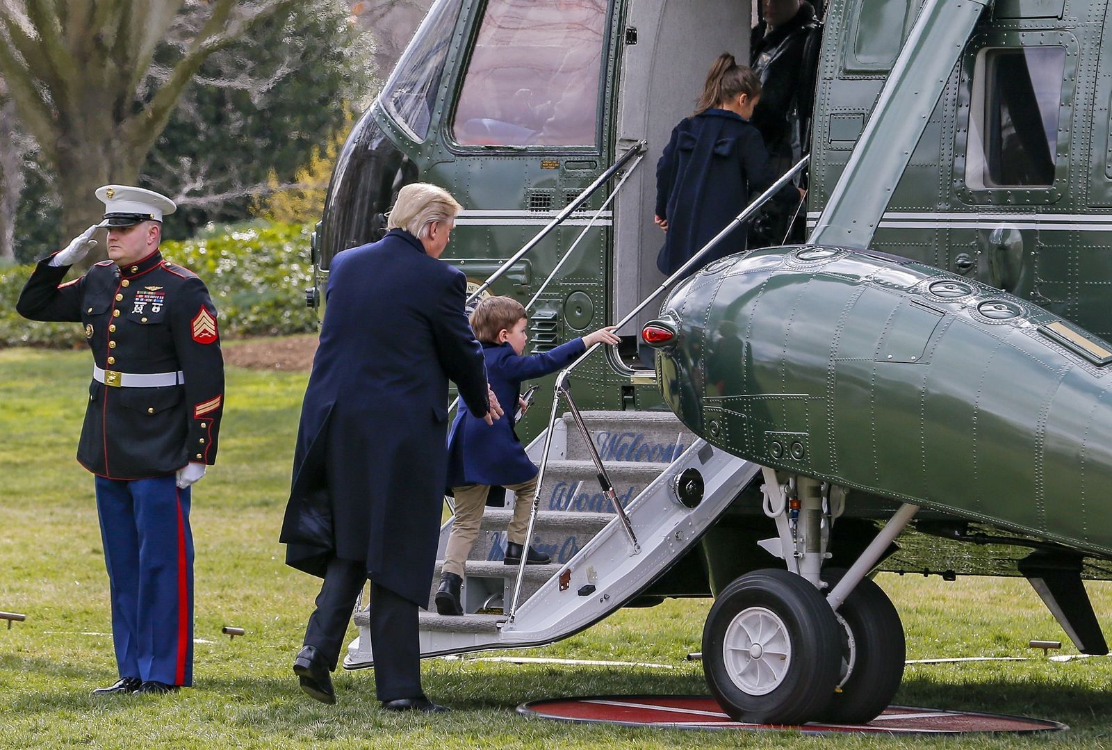 Donald Trump y dos de sus nietos, Joseph y Arabella Kushner, subían ayer al helicóptero 'Marine One' con destino Florida, en el ala sur de la Casa Blanca.