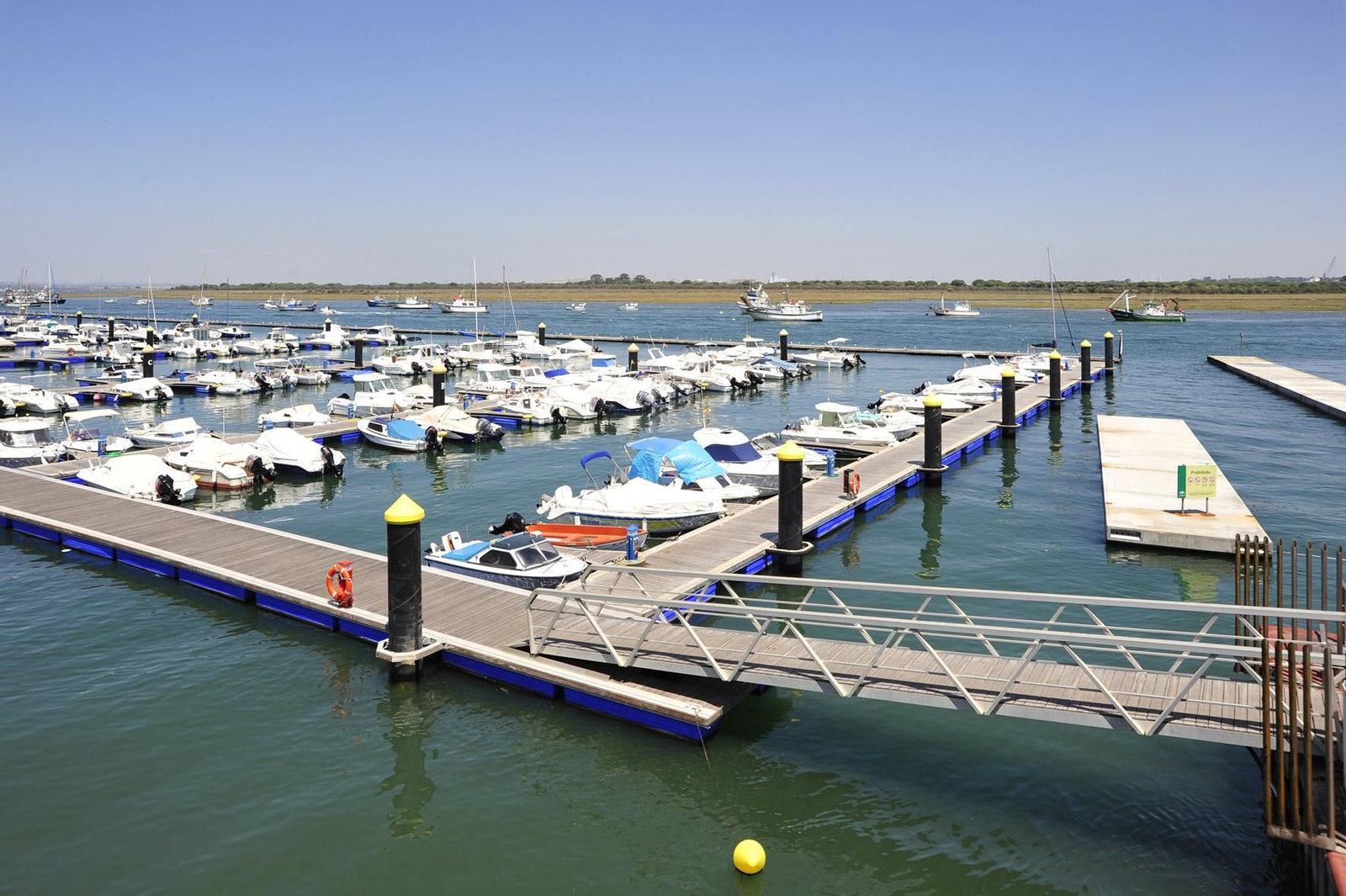 Muelle de las Canoas del puerto de Punta Umbría.