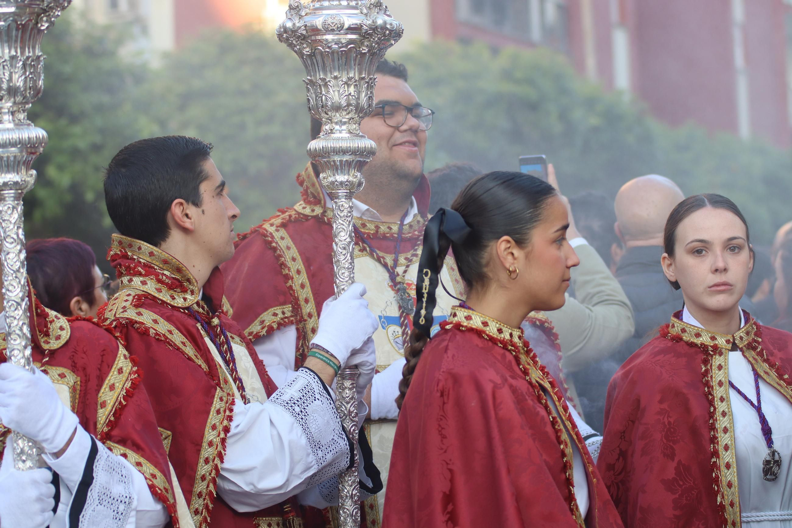 La salida de la hermandad de San Pablo desde el Santuario de los Gitanos