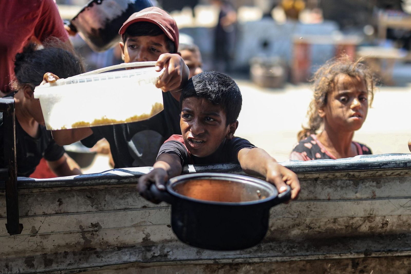 Niños pidiendo comida en Gaza