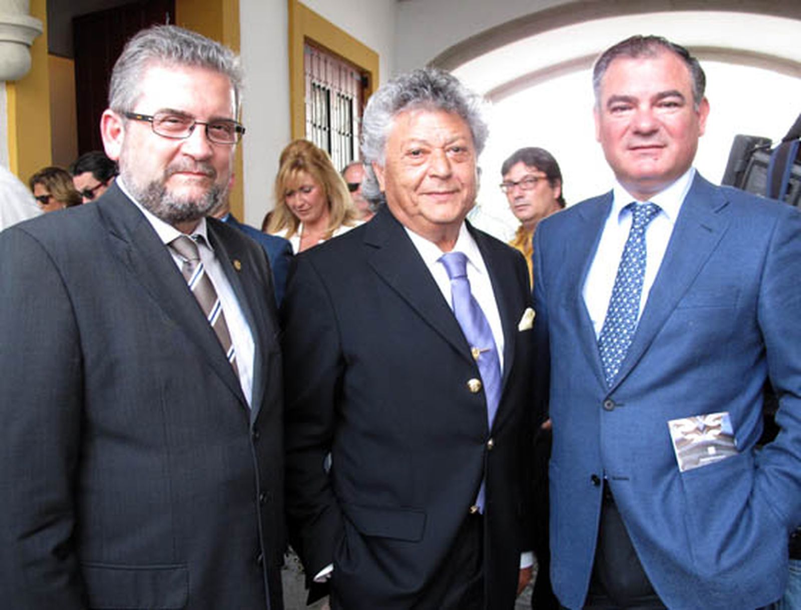 Los empresarios Juan Videla y Antonio Casas, con el cantaor Pansequito (en el centro).

Foto: Victoria Ramírez