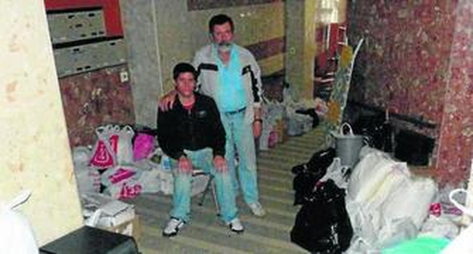 Rafael Rodríguez y su hijo, en el portal de Muñoz de Vargas, 24