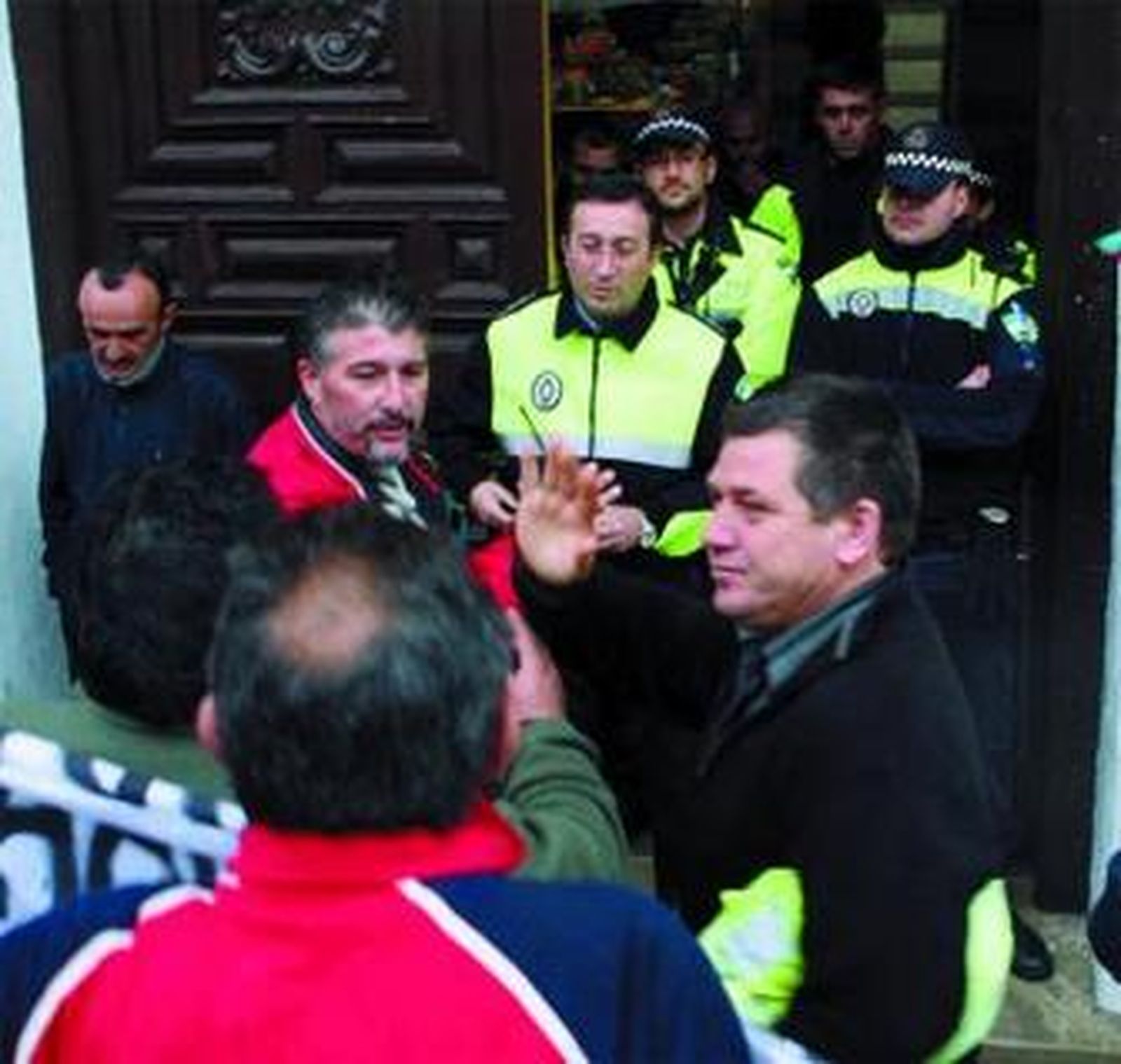 La Policía impidió el acceso de los trabajadores al Ayuntamiento.