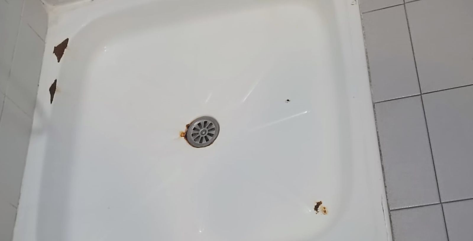 Las imágenes de los desperfectos y roturas denunciados en Urgencias de Huelva