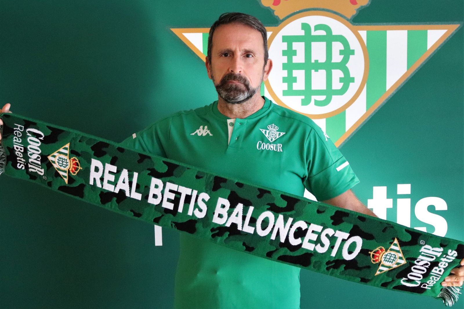 Joan Plaza posa con una bufanda de la entidad.