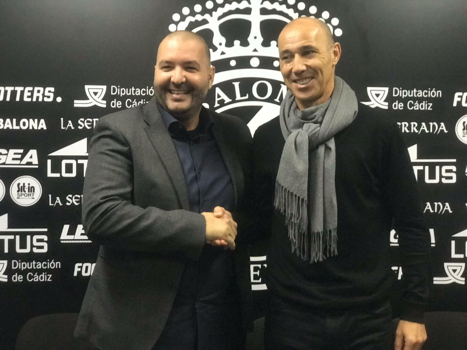 Raffaele Pandalone estrecha la mano de Antonio Calderón