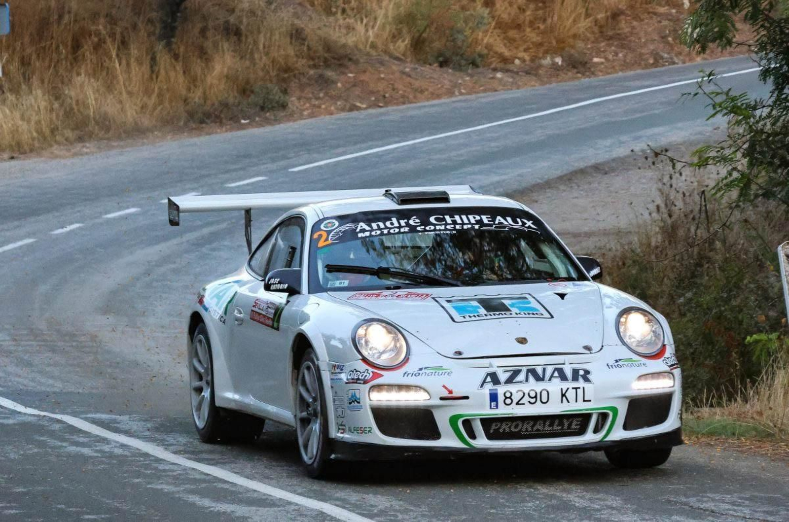 El vehículo del almeriense José Antonio Aznar a su paso por uno de los tramos del circuito de la prueba sevillana.