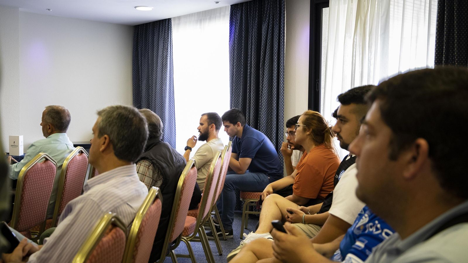 Un grupo de socios asistió a la presentación de la campaña. Un grupo de socios asistió a la presentación de la campaña.