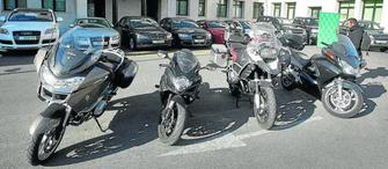 En primer término, las motos, y detrás, los coches de alta gama intervenidos en la cuarta fase, 23 vehículos en total, en la Comandancia.