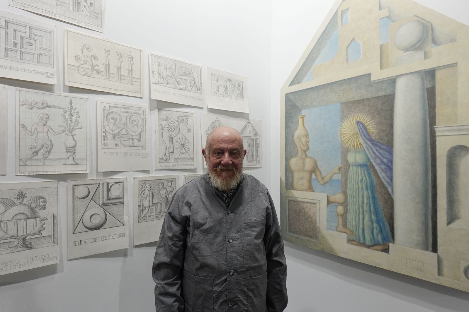 Guillermo Pérez Villalta junto a sus obras en el stan de la galería Fernández-Braso en ARCO