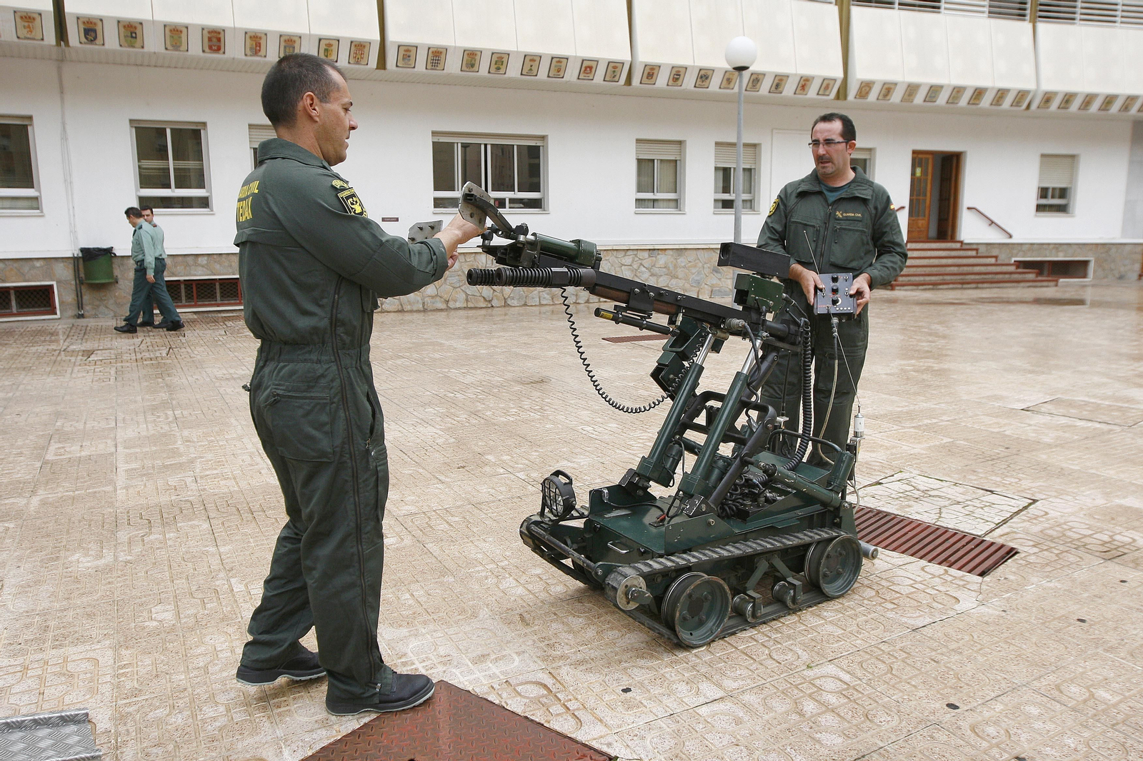 Imagen de archivo de un robot de desactivación de explosivos operado por la Guardia Civil